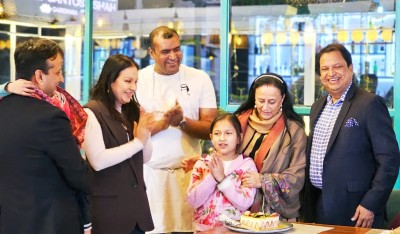  उद्योगपति चौधरीले मिथिला थालीमा मनाए वैवाहिक वार्षिकोत्सव 